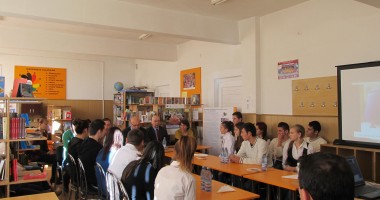 Stire din Eveniment : Elevii din Topraisar au aflat ce înseamnă meseria de polițist