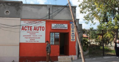 Un stâlp stă să cadă, pe strada Theodor Burada - 4