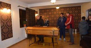 GALERIE FOTO / Trupul neînsuflețit al lui Adrian Tinca a fost depus la Capela cimitirului Central - 3