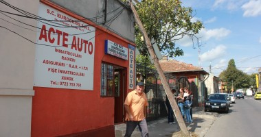 Un stâlp stă să cadă, pe strada Theodor Burada - 2