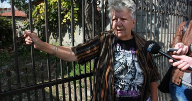 Un stâlp stă să cadă, pe strada Theodor Burada - 3