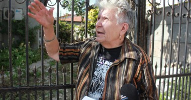 Un stâlp stă să cadă, pe strada Theodor Burada - 5