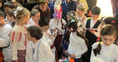 Stire din Eveniment : Elevii Școlii "Marin Sorescu" i-au colindat pe polițiști
