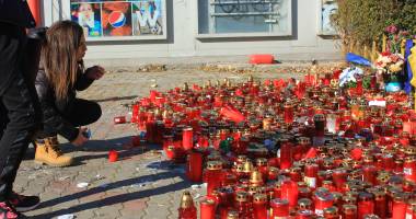 Galerie FOTO. Lacrimi și durere! Constanța comemorează victimele incendiului din clubul Colectiv - 3