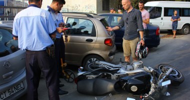 Motociclist implicat într-un accident rutier / Galerie foto - 4