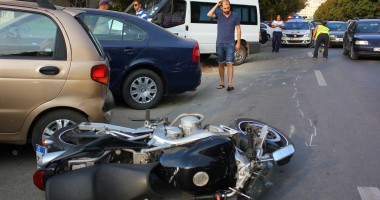 Motociclist implicat într-un accident rutier / Galerie foto - 5