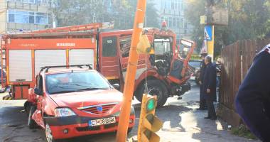 UPDATE. ACCIDENT RUTIER GRAV ÎN CONSTANȚA. Pompieri ÎNCARCERAȚI într-o autospecială / Galerie foto - 13