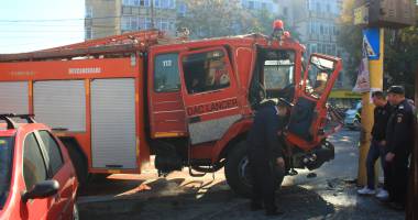 UPDATE. ACCIDENT RUTIER GRAV ÎN CONSTANȚA. Pompieri ÎNCARCERAȚI într-o autospecială / Galerie foto - 10