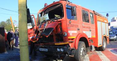UPDATE. ACCIDENT RUTIER GRAV ÎN CONSTANȚA. Pompieri ÎNCARCERAȚI într-o autospecială / Galerie foto - 6