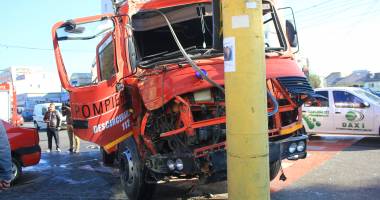 Stire din Eveniment : UPDATE. ACCIDENT RUTIER GRAV ÎN CONSTANȚA. Pompieri ÎNCARCERAȚI într-o autospecială / Galerie foto
