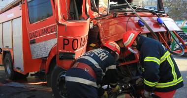 UPDATE. ACCIDENT RUTIER GRAV ÎN CONSTANȚA. Pompieri ÎNCARCERAȚI într-o autospecială / Galerie foto - 15