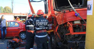 UPDATE. ACCIDENT RUTIER GRAV ÎN CONSTANȚA. Pompieri ÎNCARCERAȚI într-o autospecială / Galerie foto - 16