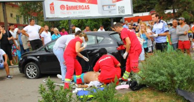 IMAGINI ȘOCANTE! Accident teribil în Constanța, pe strada Soveja, în zona City Park Mall. Mai mulți pietoni au fost SPULBERAȚI de pe trotuar! UN MORT și cinci grav răniți - 10