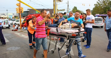 IMAGINI ȘOCANTE! Accident teribil în Constanța, pe strada Soveja, în zona City Park Mall. Mai mulți pietoni au fost SPULBERAȚI de pe trotuar! UN MORT și cinci grav răniți - 11