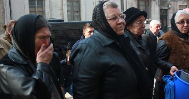 IMAGINI CUTREMURĂTOARE / DURERE FĂRĂ MARGINI la înmormântarea ANDREEI, tânăra ucisă de un șofer beat! - 2