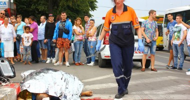 IMAGINI ȘOCANTE! Accident teribil în Constanța, pe strada Soveja, în zona City Park Mall. Mai mulți pietoni au fost SPULBERAȚI de pe trotuar! UN MORT și cinci grav răniți - 13