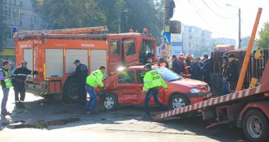 UPDATE. ACCIDENT RUTIER GRAV ÎN CONSTANȚA. Pompieri ÎNCARCERAȚI într-o autospecială / Galerie foto - 11