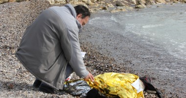 Stire din Eveniment : FOTO/ Femeie găsită moartă pe plaja Trei Papuci