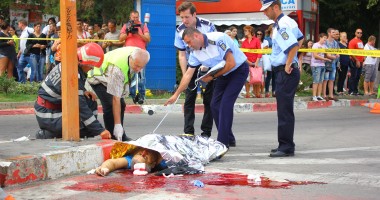 IMAGINI ȘOCANTE! Accident teribil în Constanța, pe strada Soveja, în zona City Park Mall. Mai mulți pietoni au fost SPULBERAȚI de pe trotuar! UN MORT și cinci grav răniți - 14