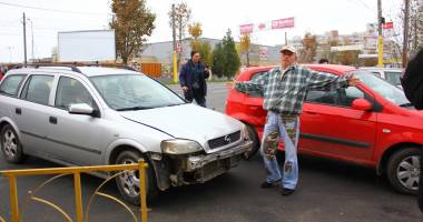 Stire din Eveniment : Galerie FOTO. Accident în lanț, în Constanța. Trei mașini implicate