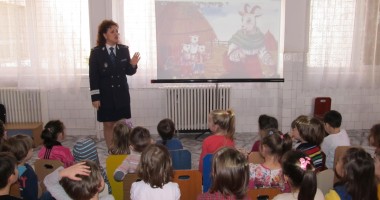 Stire din Eveniment : Lecție ținută de polițiști pentru copiii de la Grădinița 47