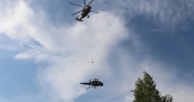 Un elicopter lovește o linie electrică, doi morți