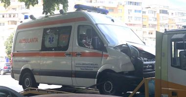 Stire din Eveniment : Ambulanță implicată într-un accident, în intersecție la ICIL. Autospeciala ducea un pacient la spital