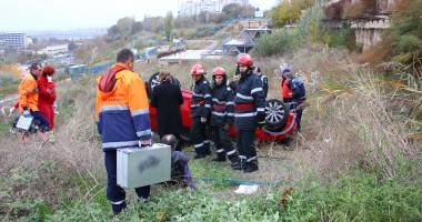 Imagini dramatice! Grav accident rutier pe strada Traian. O șoferiță a lovit un biciclist, după care s-a răsturnat cu mașina în râpa portului! TREI VICTIME - Update - 28