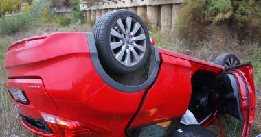 Imagini dramatice! Grav accident rutier pe strada Traian. O șoferiță a lovit un biciclist, după care s-a răsturnat cu mașina în râpa portului! TREI VICTIME - Update - 4