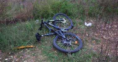 Imagini dramatice! Grav accident rutier pe strada Traian. O șoferiță a lovit un biciclist, după care s-a răsturnat cu mașina în râpa portului! TREI VICTIME - Update - 9
