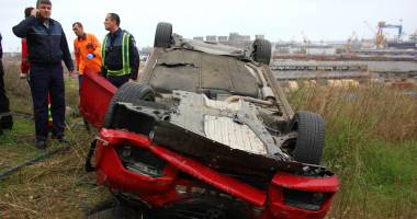 Imagini dramatice! Grav accident rutier pe strada Traian. O șoferiță a lovit un biciclist, după care s-a răsturnat cu mașina în râpa portului! TREI VICTIME - Update - 2