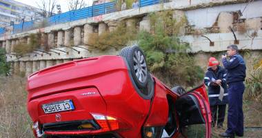 Stire din Eveniment : Imagini dramatice! Grav accident rutier pe strada Traian. O șoferiță a lovit un biciclist, după care s-a răsturnat cu mașina în râpa portului! TREI VICTIME - Update