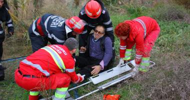 Imagini dramatice! Grav accident rutier pe strada Traian. O șoferiță a lovit un biciclist, după care s-a răsturnat cu mașina în râpa portului! TREI VICTIME - Update - 23