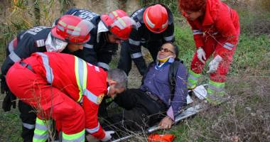 Imagini dramatice! Grav accident rutier pe strada Traian. O șoferiță a lovit un biciclist, după care s-a răsturnat cu mașina în râpa portului! TREI VICTIME - Update - 18