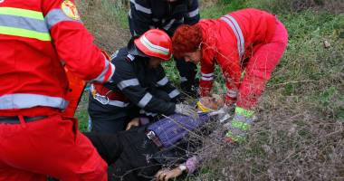 Imagini dramatice! Grav accident rutier pe strada Traian. O șoferiță a lovit un biciclist, după care s-a răsturnat cu mașina în râpa portului! TREI VICTIME - Update - 13