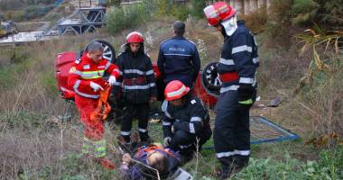 Imagini dramatice! Grav accident rutier pe strada Traian. O șoferiță a lovit un biciclist, după care s-a răsturnat cu mașina în râpa portului! TREI VICTIME - Update - 25