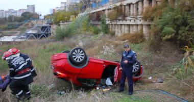 Imagini dramatice! Grav accident rutier pe strada Traian. O șoferiță a lovit un biciclist, după care s-a răsturnat cu mașina în râpa portului! TREI VICTIME - Update - 14