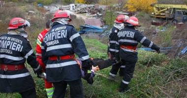 Imagini dramatice! Grav accident rutier pe strada Traian. O șoferiță a lovit un biciclist, după care s-a răsturnat cu mașina în râpa portului! TREI VICTIME - Update - 15