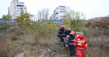 Imagini dramatice! Grav accident rutier pe strada Traian. O șoferiță a lovit un biciclist, după care s-a răsturnat cu mașina în râpa portului! TREI VICTIME - Update - 16