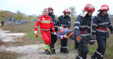 Imagini dramatice! Grav accident rutier pe strada Traian. O șoferiță a lovit un biciclist, după care s-a răsturnat cu mașina în râpa portului! TREI VICTIME - Update - 17