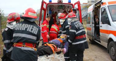 Imagini dramatice! Grav accident rutier pe strada Traian. O șoferiță a lovit un biciclist, după care s-a răsturnat cu mașina în râpa portului! TREI VICTIME - Update - 24