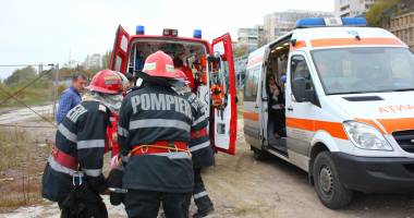 Imagini dramatice! Grav accident rutier pe strada Traian. O șoferiță a lovit un biciclist, după care s-a răsturnat cu mașina în râpa portului! TREI VICTIME - Update - 26