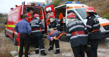 Imagini dramatice! Grav accident rutier pe strada Traian. O șoferiță a lovit un biciclist, după care s-a răsturnat cu mașina în râpa portului! TREI VICTIME - Update - 27