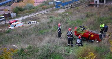 Imagini dramatice! Grav accident rutier pe strada Traian. O șoferiță a lovit un biciclist, după care s-a răsturnat cu mașina în râpa portului! TREI VICTIME - Update - 19