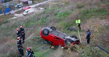 Imagini dramatice! Grav accident rutier pe strada Traian. O șoferiță a lovit un biciclist, după care s-a răsturnat cu mașina în râpa portului! TREI VICTIME - Update - 20