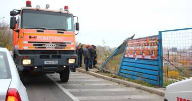 Imagini dramatice! Grav accident rutier pe strada Traian. O șoferiță a lovit un biciclist, după care s-a răsturnat cu mașina în râpa portului! TREI VICTIME - Update - 21