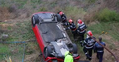 Stire din Eveniment : Mărturii despre accidentul de pe "Traian". Cum a plonjat șoferița cu mașina în râpă! Vezi aici imagini spectaculoase!