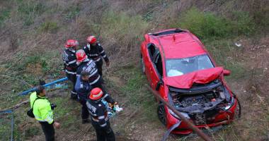 Imagini dramatice! Grav accident rutier pe strada Traian. O șoferiță a lovit un biciclist, după care s-a răsturnat cu mașina în râpa portului! TREI VICTIME - Update - 5