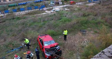 Imagini dramatice! Grav accident rutier pe strada Traian. O șoferiță a lovit un biciclist, după care s-a răsturnat cu mașina în râpa portului! TREI VICTIME - Update - 22