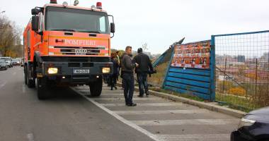 Imagini dramatice! Grav accident rutier pe strada Traian. O șoferiță a lovit un biciclist, după care s-a răsturnat cu mașina în râpa portului! TREI VICTIME - Update - 30